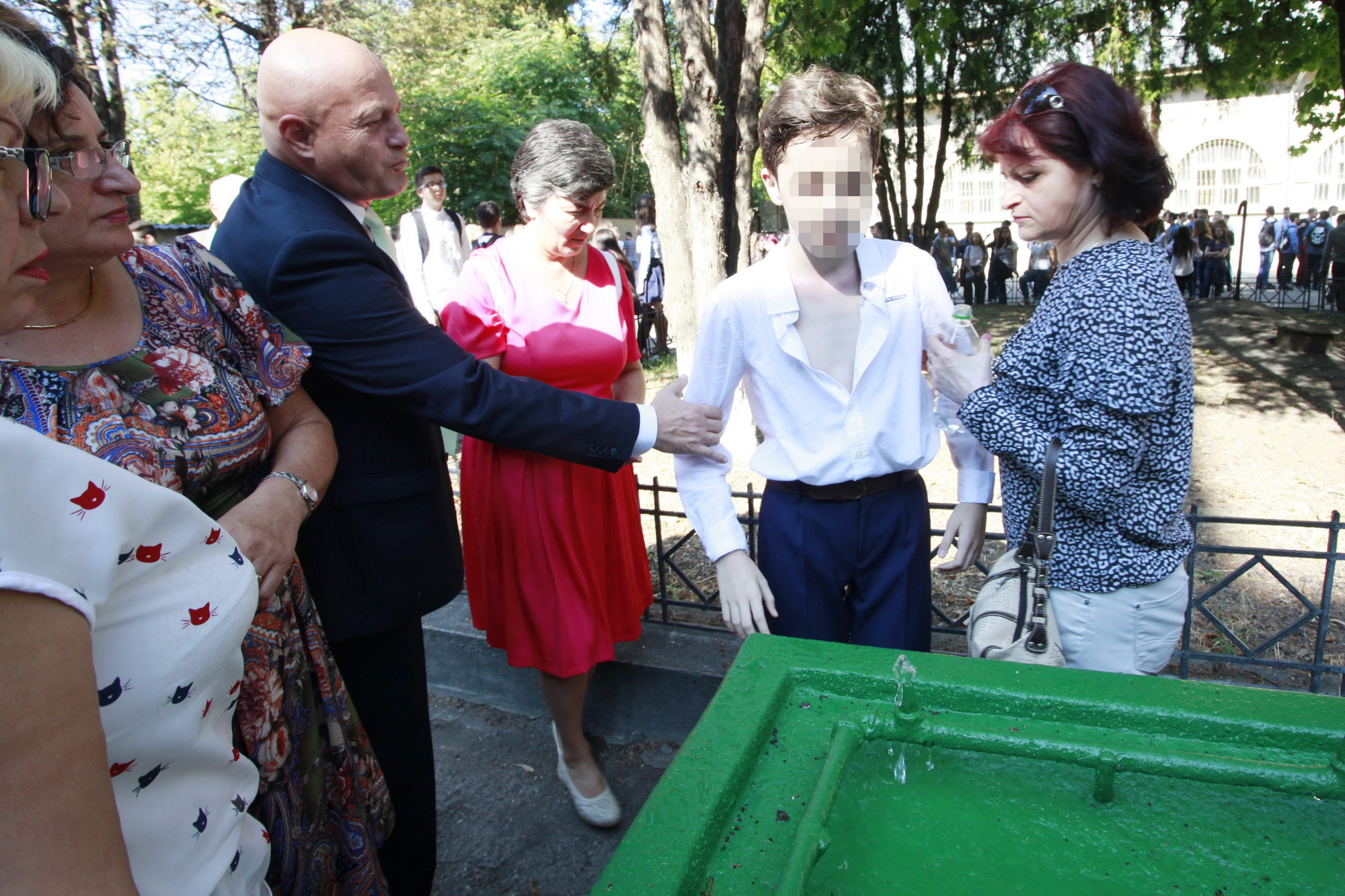 EXCLUSIV: Un elev copleșit de emoții a leșinat în prima zi de școală. Prezent la festivitate, șeful CJ Buzău i-a dat primul ajutor | GALERIE FOTO