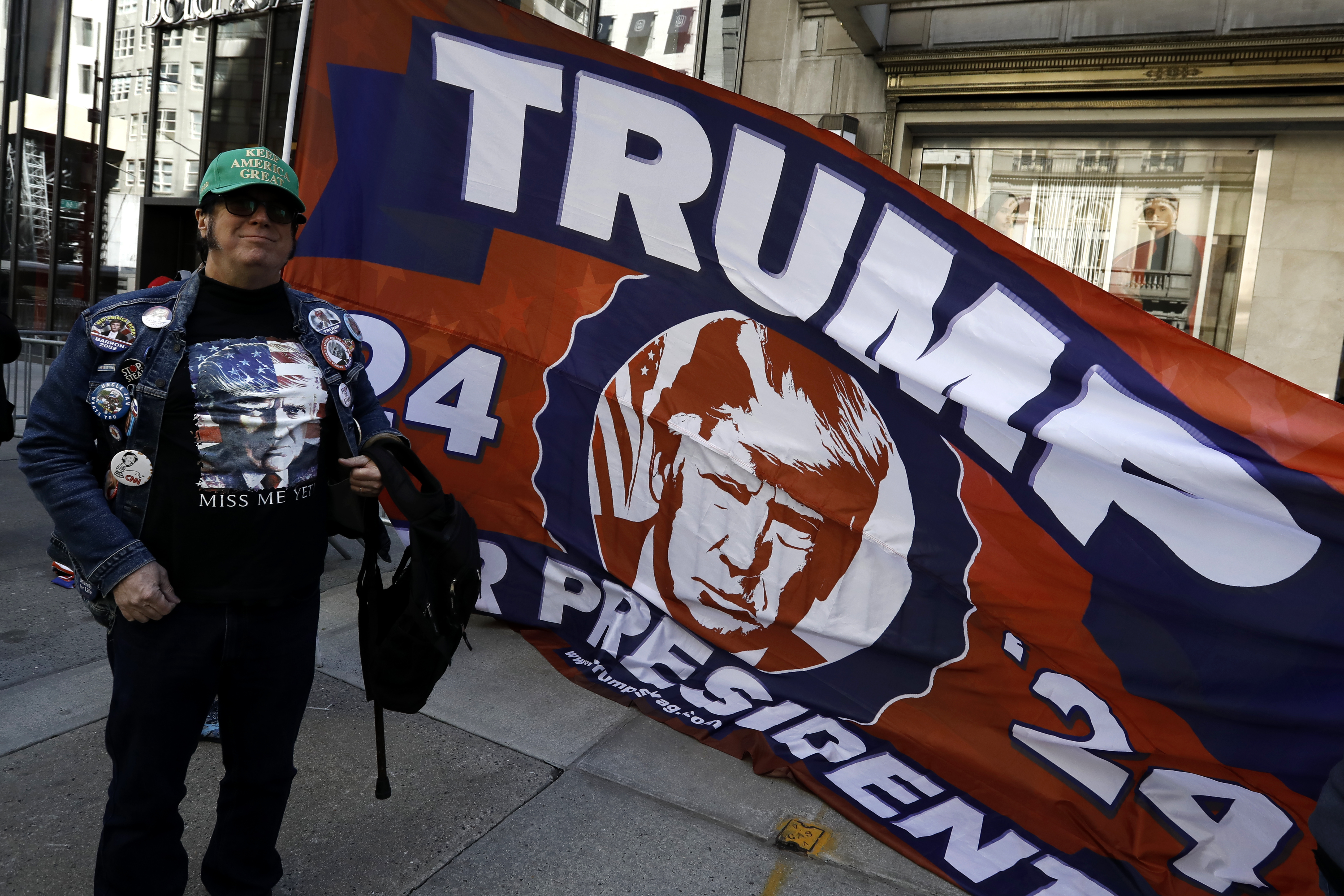 Donald Trump se predă astăzi în fața instanței din New York. Măsuri sporite de securitate, în așteptarea unor proteste de amploare