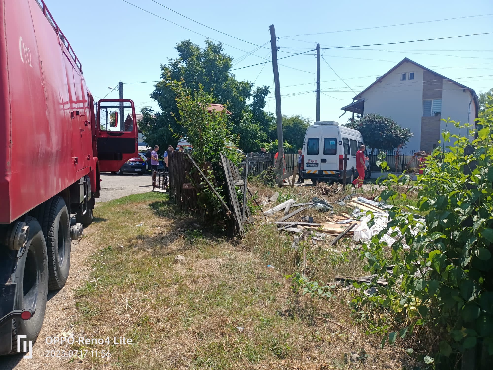 Trei persoane rănite în Prahova, după ce un microbuz cu călători s-a izbit de un stâlp și s-a oprit într-un gard