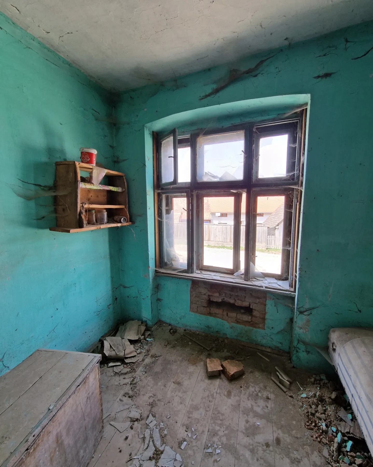 Imagini noi cu casa pe care o renovează Dana Rogoz la Viscri. Lucrările la locuința săsească au avansat