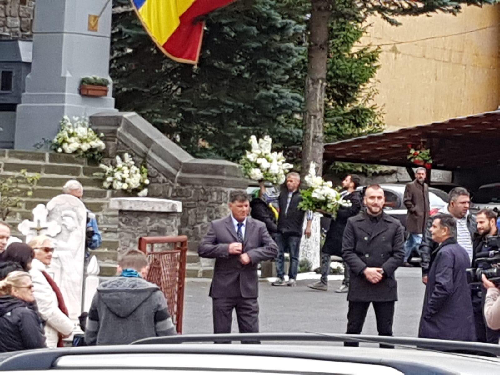 CORESPONDENȚĂ DIN SINAIA/ Primii „nuntași” s-au adunat la Sinaia, la nunta fostului Principe Nicolae. Cum a fost decorată biserica