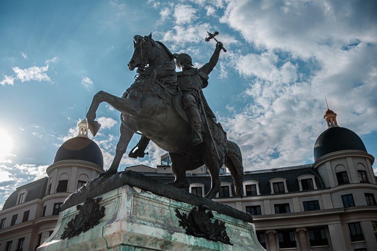 Statuile din Piața Universității din București au fost curățate de graffiti