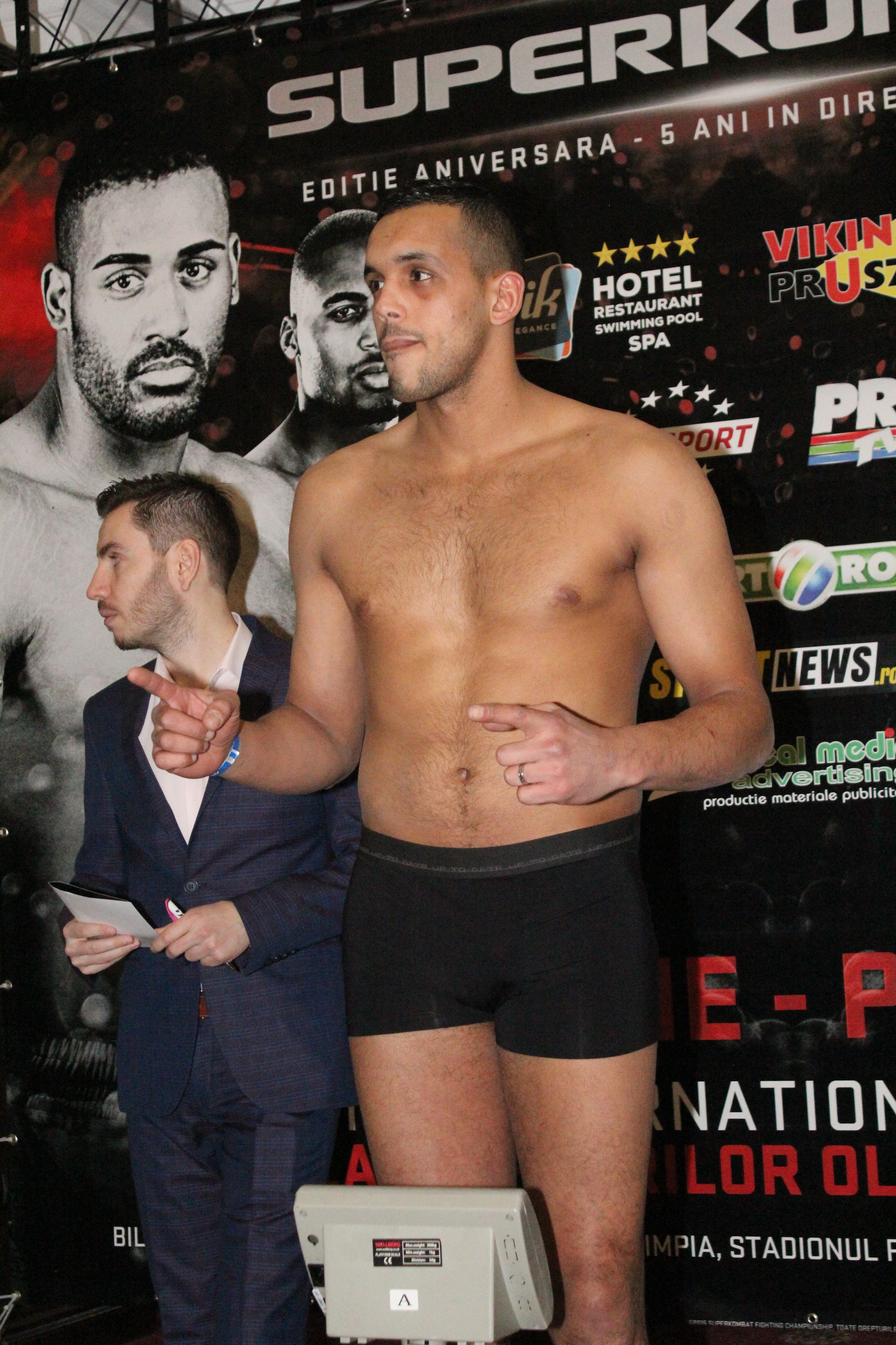 Luptătorii de la Superkombat Ploiești s-au confruntat pentru prima dată la cântarul oficial / GALERIE FOTO
