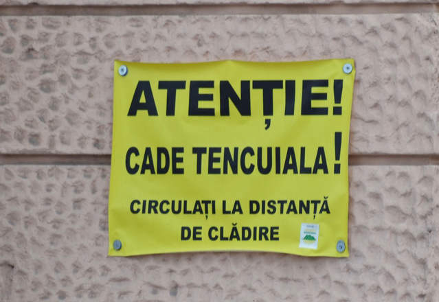 Un geam al clădirii Prefecturii Braşov stă să cadă. Pompierii intervin cu o autoscară