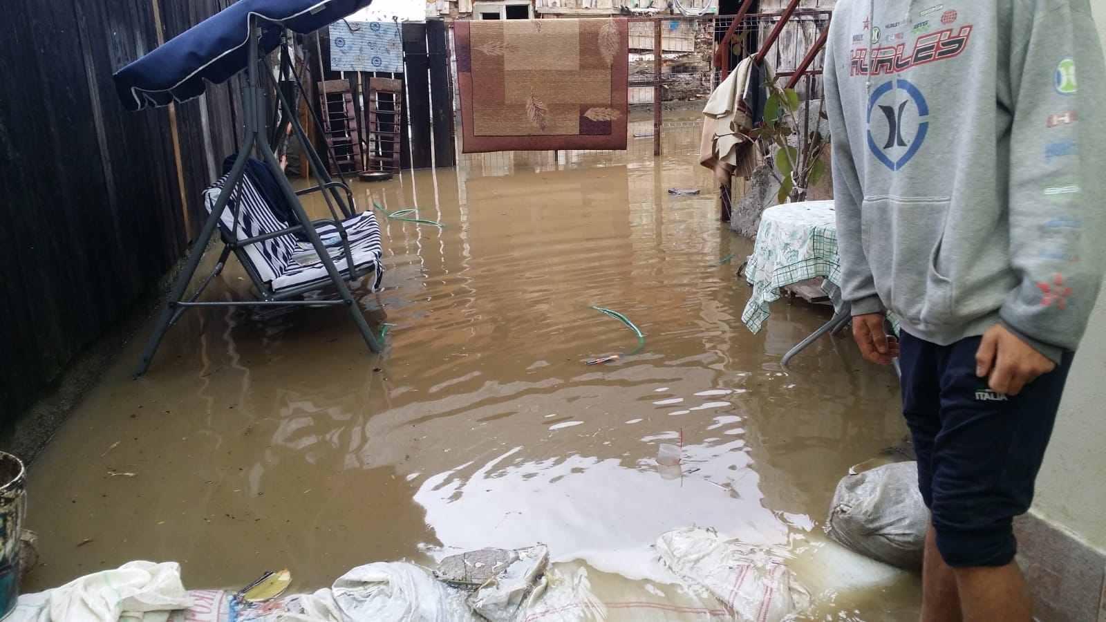 Zeci de locuinţe din şapte localităţi au fost inundate, în judeţul Braşov. Imagini șocante cu prăbușirea unui pod din cauza apelor dezlănțuite / FOTO&VIDEO
