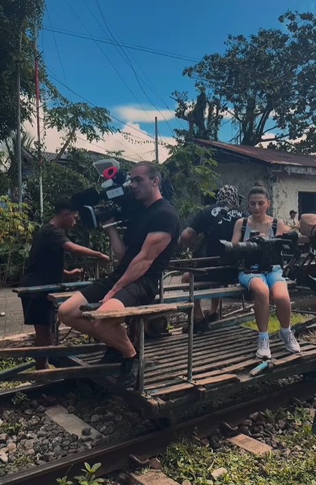 Imagini din culisele Asia Express 2025, care începe la toamnă. Cameramanii filmează din noroaie, iar Irina Fodor înfruntă ploaia și vântul