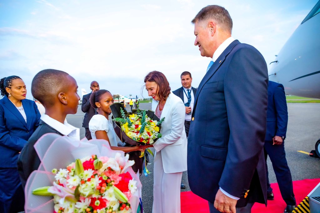 Klaus Iohannis, în Tanzania, a doua țară vizitată în turneul din Africa. Cum a fost întâmpinat - VIDEO