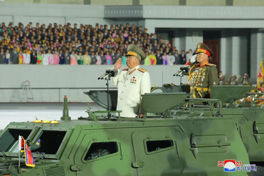 Paradă militară cu surprize în Coreea de Nord. Kim Jong-un a prezentat o rachetă balistică uriașă