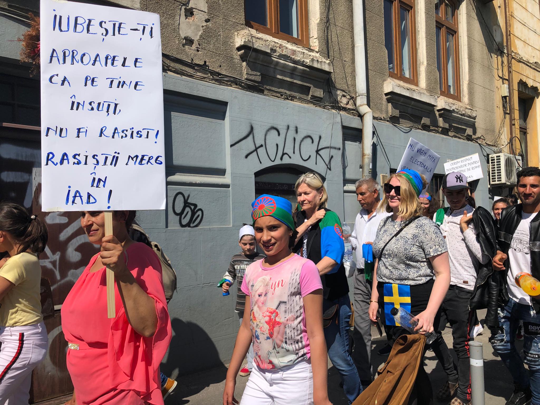 GALERIE FOTO / "Ziua Internaţională a Rezistenţei Romilor" a fost celebrată printr-un marș, astăzi, în Capitală