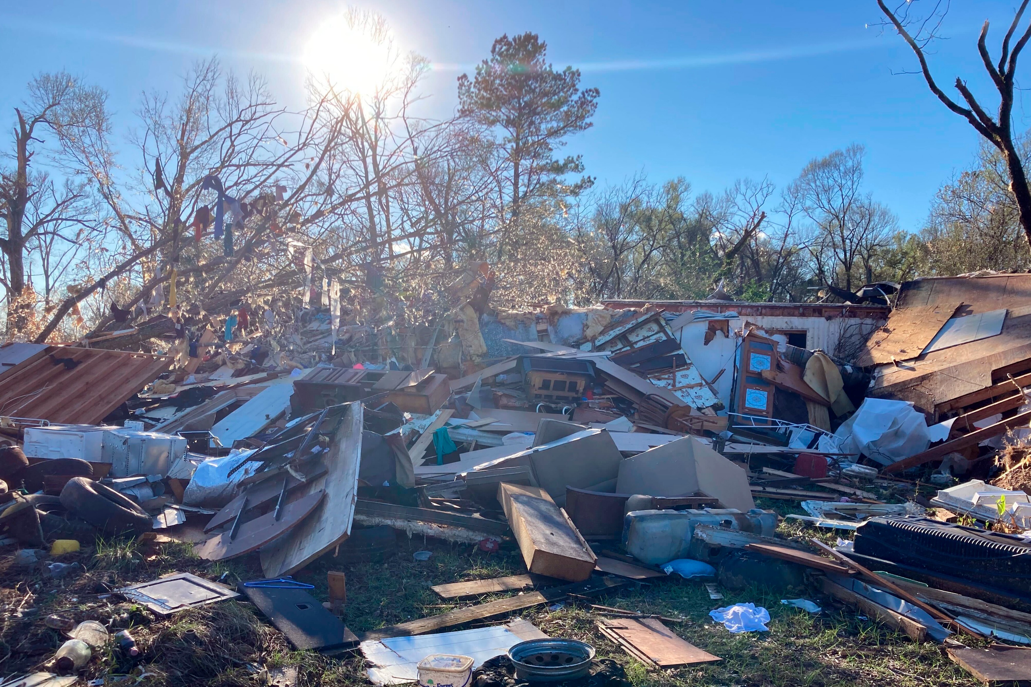 Șase state din SUA au rămas fără curent electric, după ce au fost lovite de tornade și de o furtună violentă