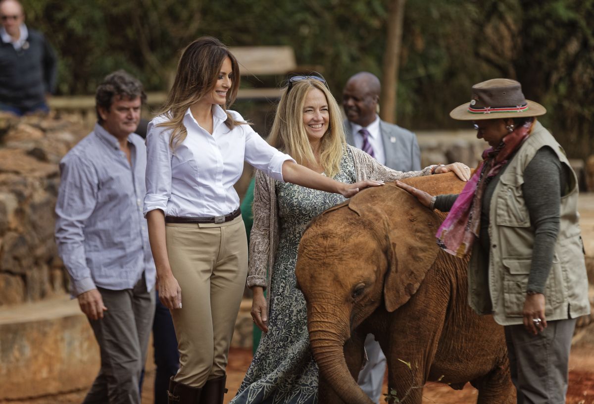 FOTO| Melania Trump a hrănit elefanți și a mers într-un safari în timpul vizitei în Kenya