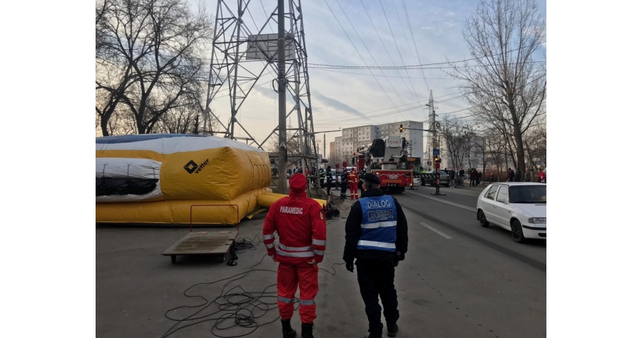 Un bărbat care amenința că se sinucide a lăsat jumătate din Iași fără curent și a paralizat circulația din oraș