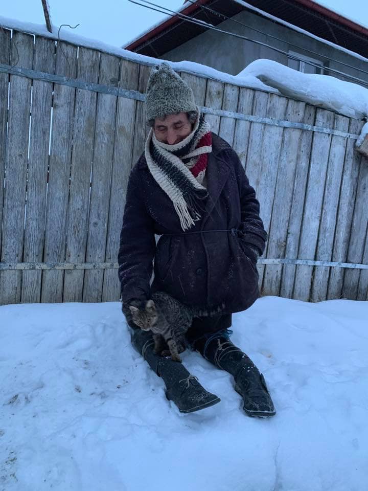 FOTO | Povestea tragică a lui nea Ion, un bătrân care merge în genunchi, dar are grijă de fratele său imobilizat în pat