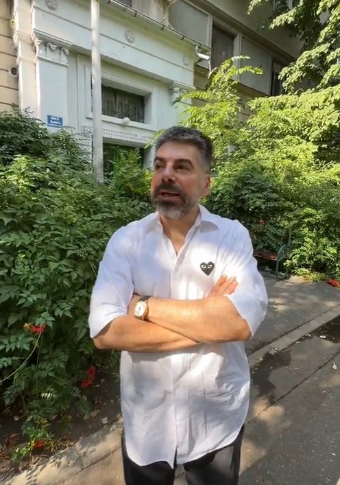 Imagini din apartamentul în care locuiește Maurice Munteanu. În sufragerie are o canapea vintage care costă 8.000 de euro