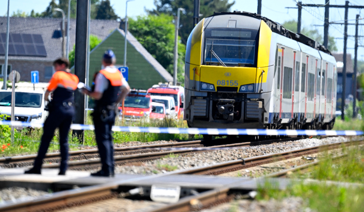 Patru morți, între ei doi copii, într-un microbuz școlar lovit de un tren, în Belgia