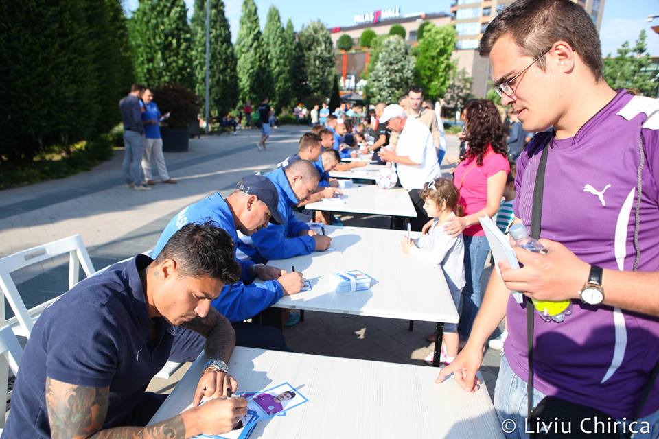 Ieșenii au făcut o sesiune de autografe înaintea meciului cu Steaua / GALERIE FOTO