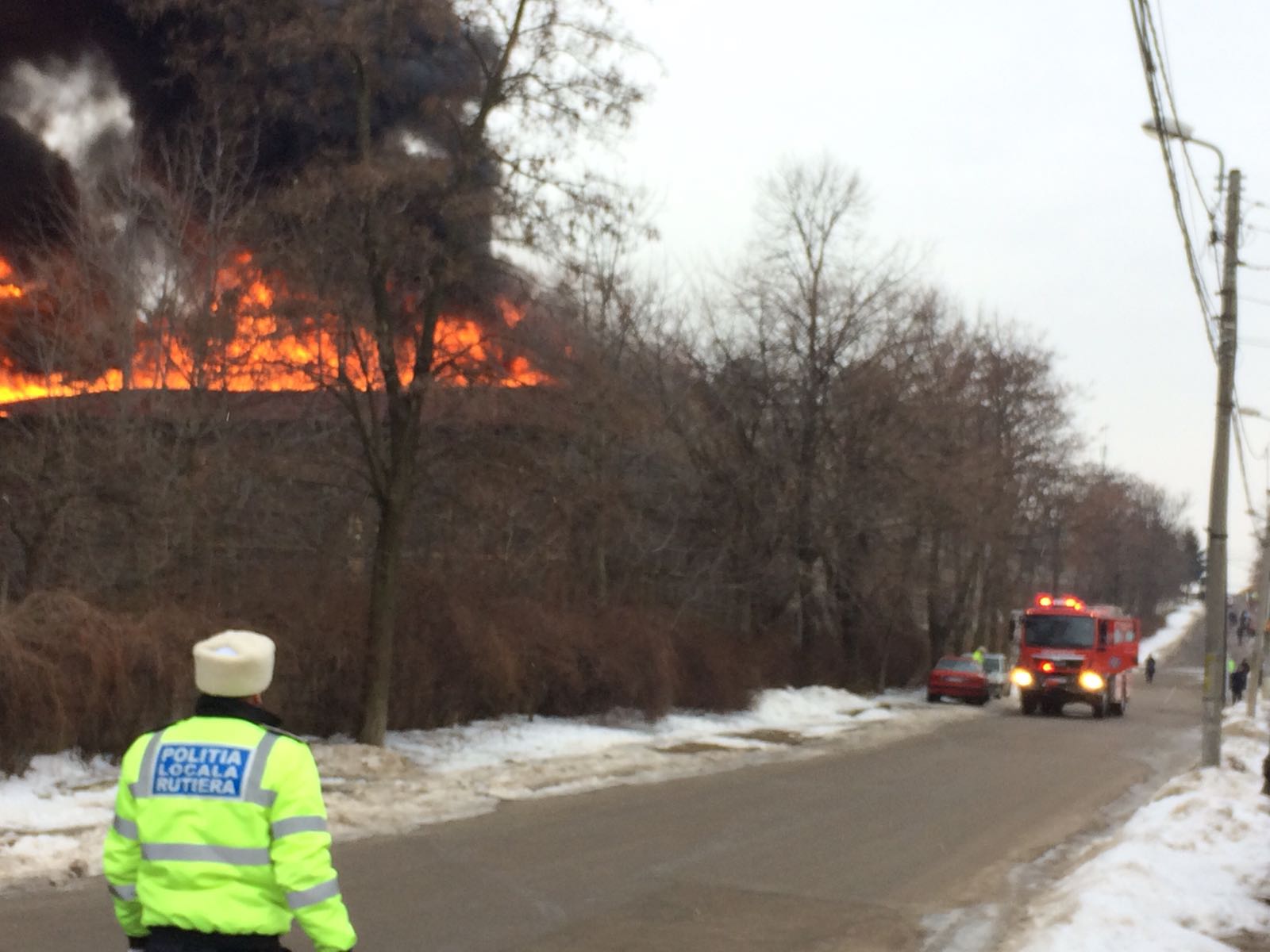 Incendiu puternic în Botoșani. Pericol de explozie GALERIE FOTO