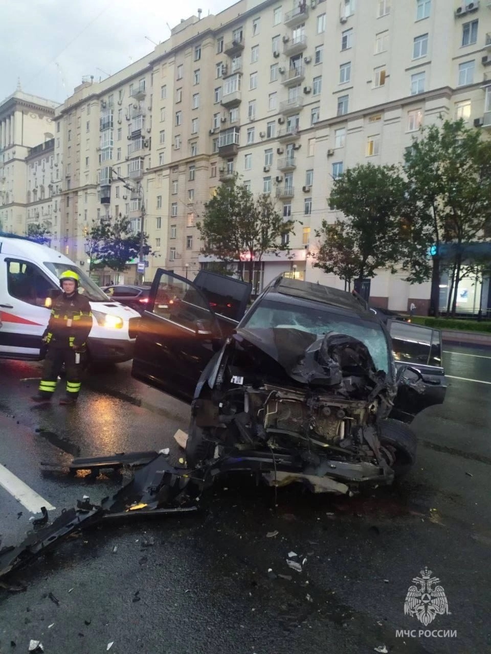 Cum arată o Tesla care a intrat pe contrasens într-o Toyota Land Cruiser. Șoferul mașinii electrice a murit, în accidentul de la Moscova