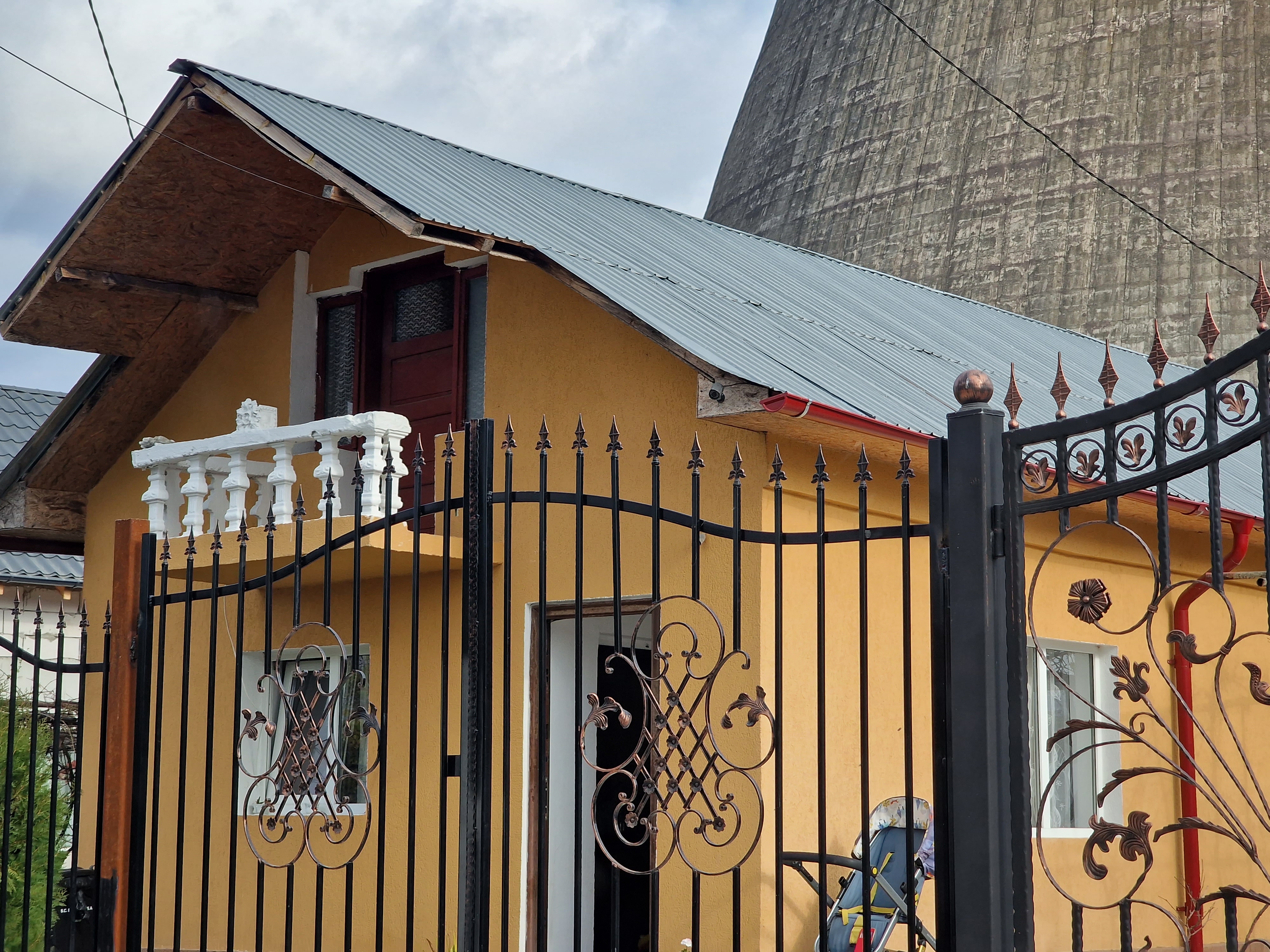 „O să ne zboare pe toţi de aici!”. Locuitorii din Doiceşti au aflat din întâmplare de demolarea turnurilor de peste gard, unde se ridică minicentrala nucleară