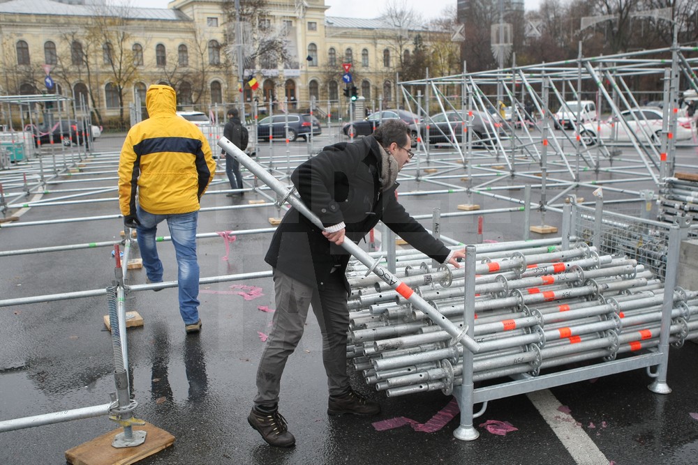 UPDATE. Protest și incidente în Piața Victoriei. Anchetă MAI după împiedicarea organizării târgului de Crăciun/ FOTO