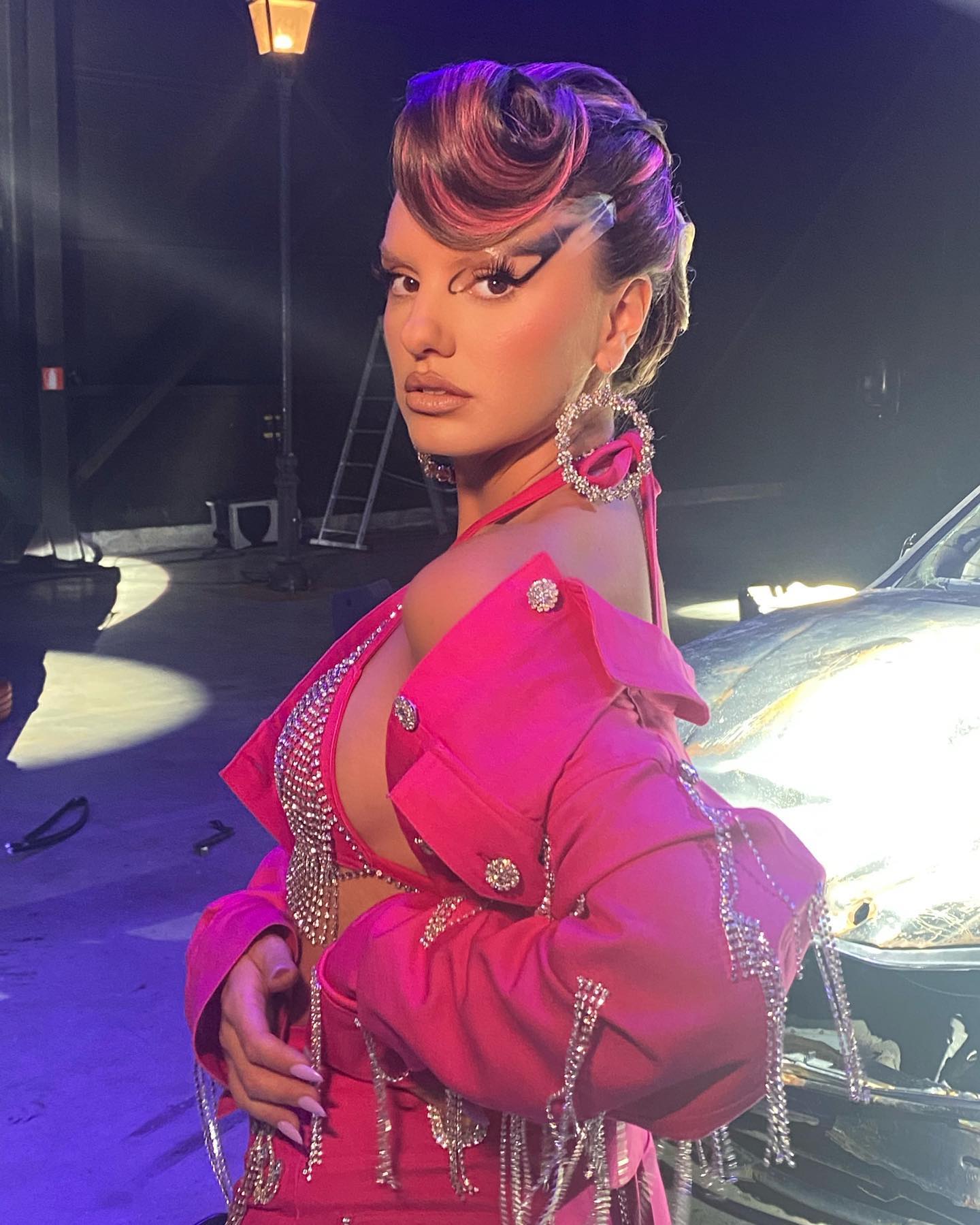 Cum a fost surprinsă Alexandra Stan cu noul iubit la o shaormerie din București. Cântăreața și-a sărutat pasional partenerul