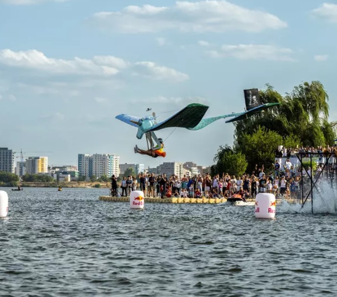 38 de piloți trăsniți au sfidat gravitația la Red Bull Flugtag cu mașinăriile lor zburătoare. Echipa Pegasus 27 a câștigat competiția