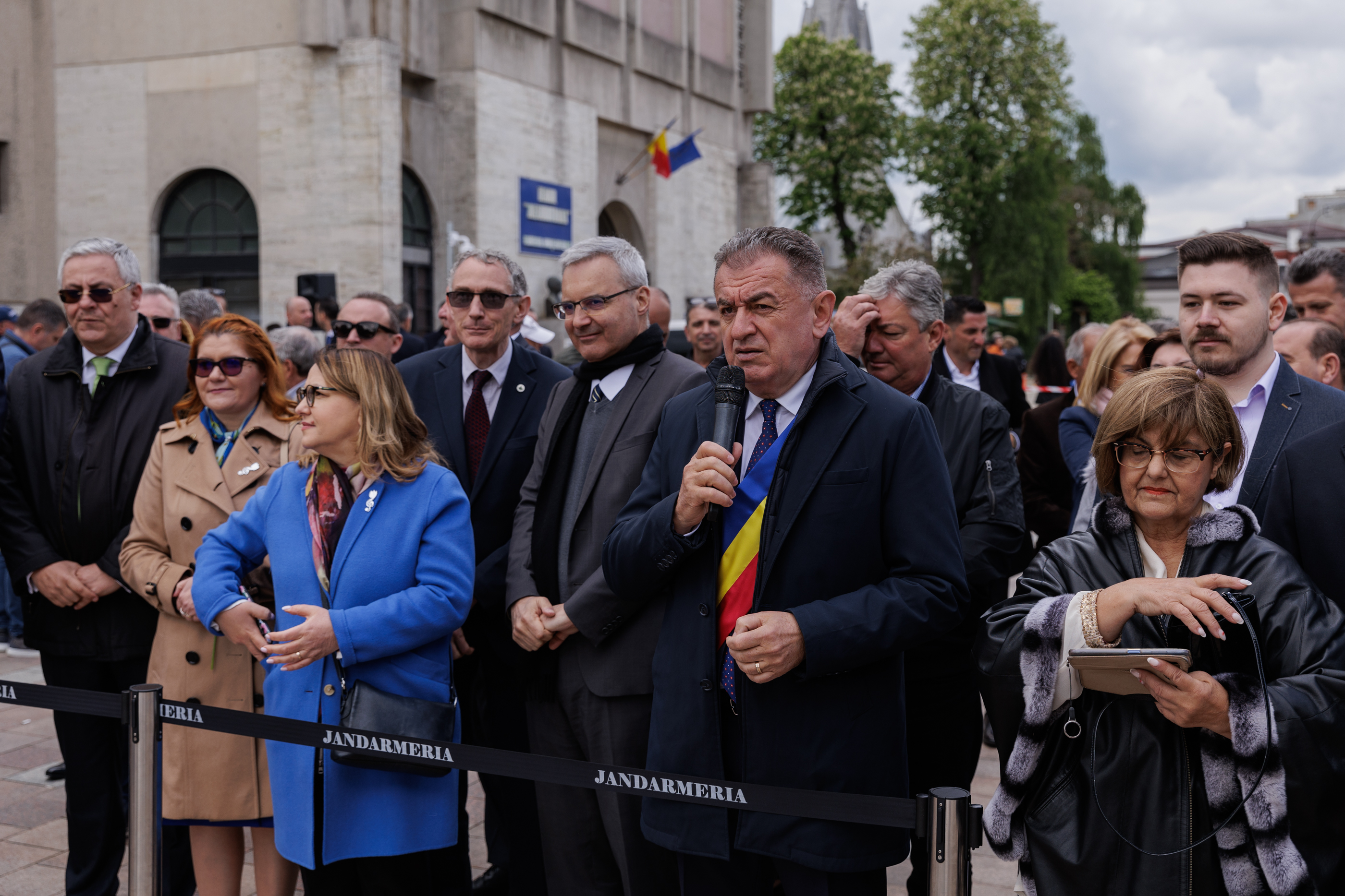 FOTO VIDEO REPORTAJ Cum a fost Parada Florilor ediția 2024: politicienii au împărțit scena cu micii prinți și s-au bucurat de cozonac gratis