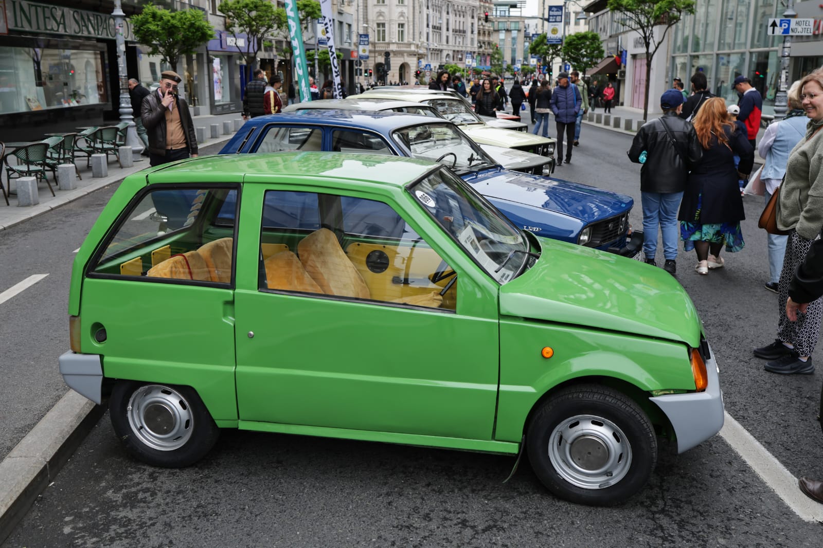 Expoziție cu mașini de epocă la București, pe Calea Victoriei. Printre exponate și un ARO folosit de Nicolae Ceaușescu