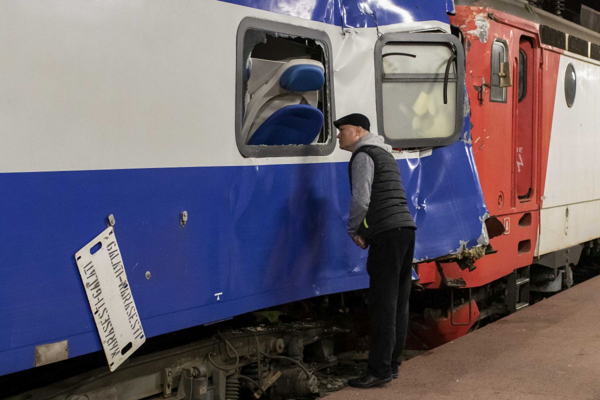 Impact violent în gara din Galați între o locomotivă și trenul la care urma să fie cuplată. O femeie, conductorul trenului, a murit la spital