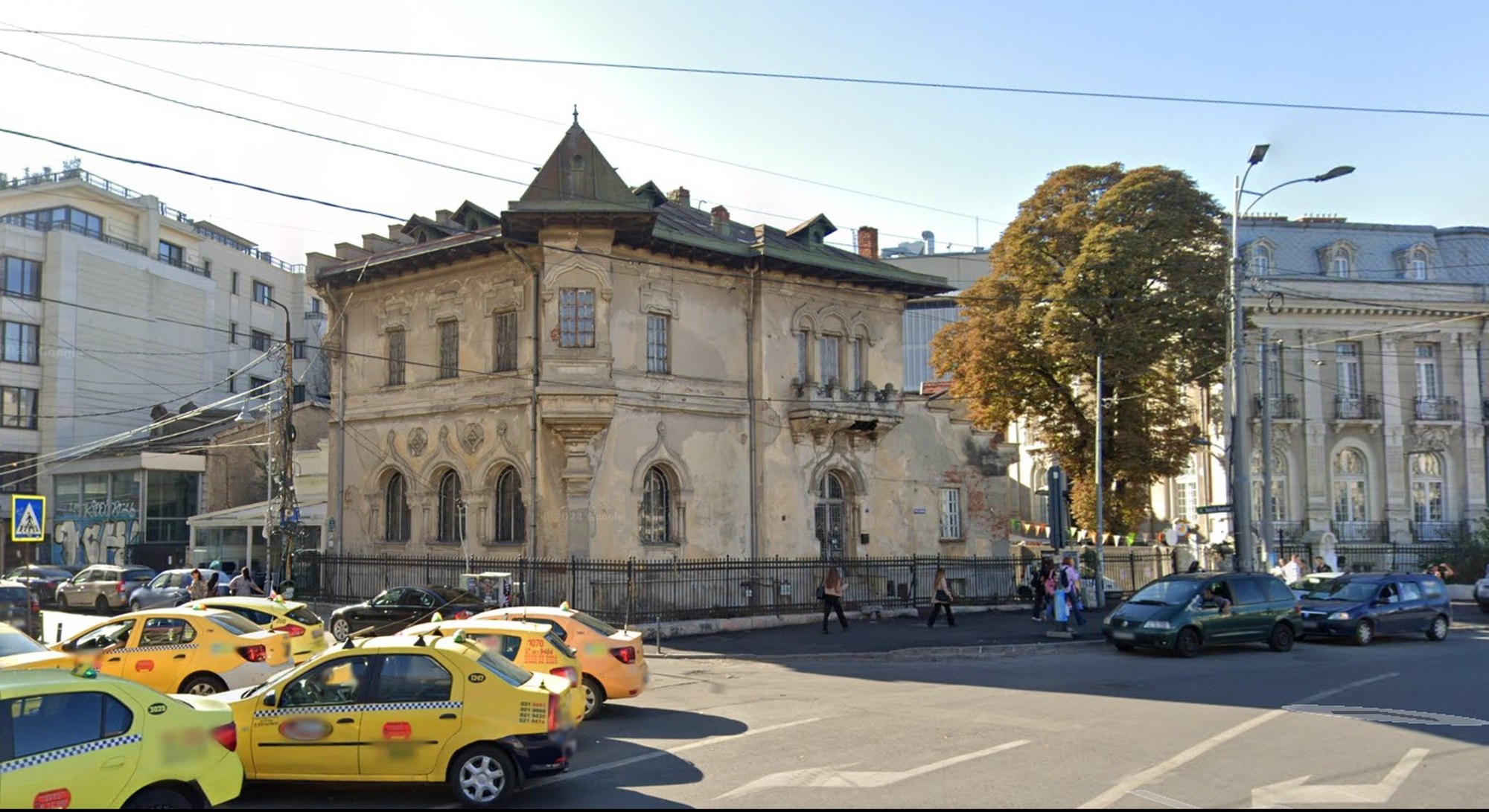 Casa Nicolae Petrașcu din Piața Romană va fi consolidată. Imobilul este părăsit și se degradează de 20 de ani. Cum arăta acum un secol