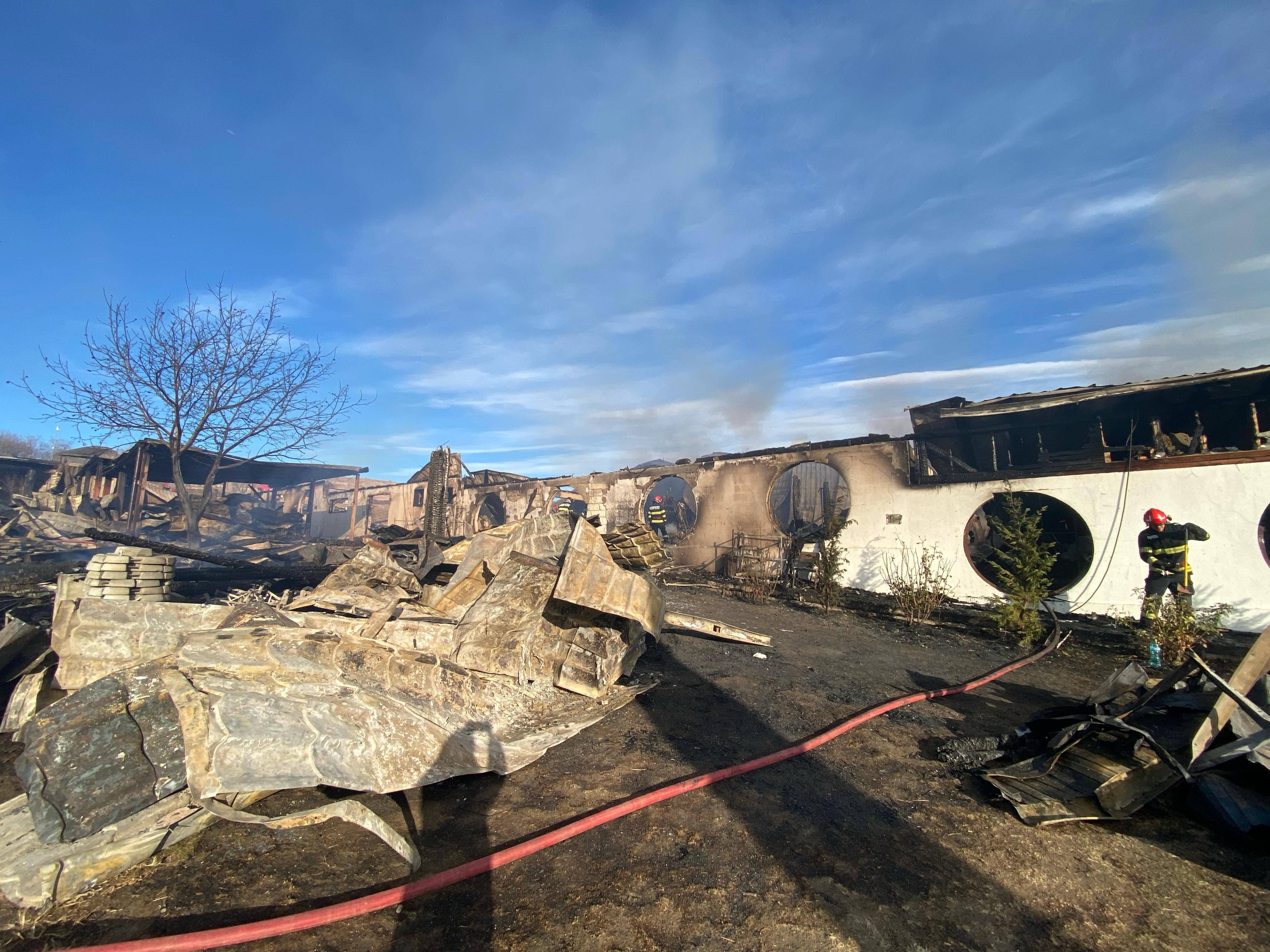 UPDATE | Incendiu la Ferma Dacilor: a fost recuperată a șaptea victimă - un copil. O altă persoană, încă dispărută. Pensiunea nu avea nici autorizație de construire