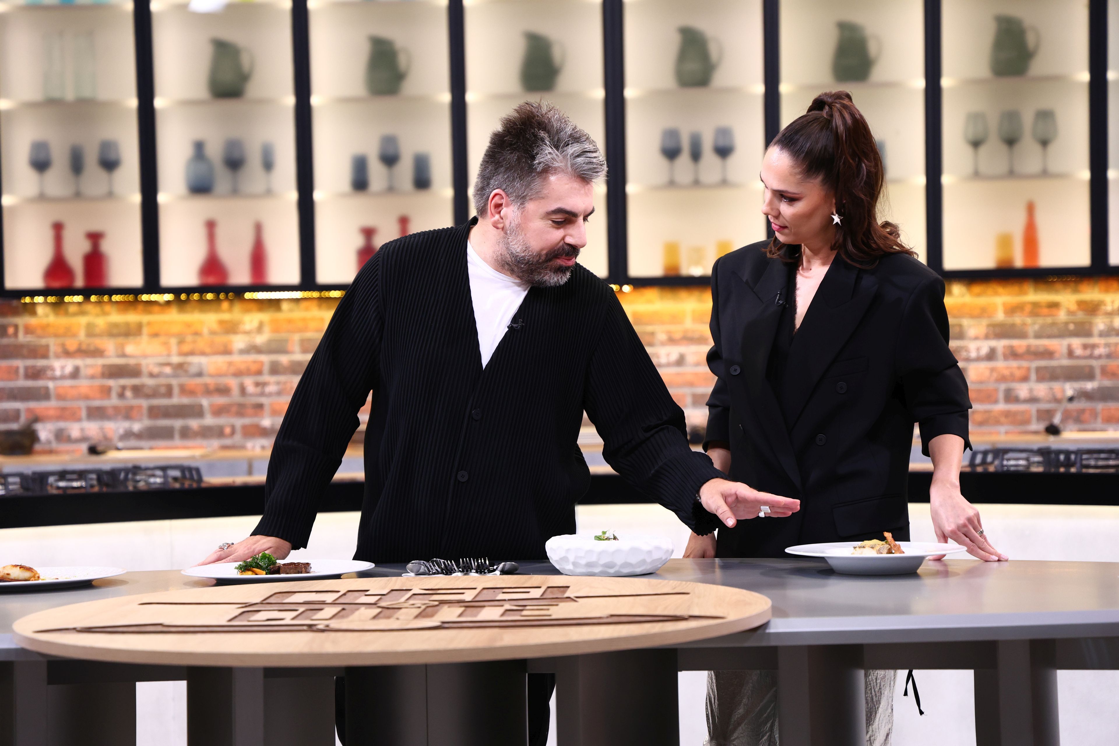 Chef Orlando Zaharia a obținut astfel prima victorie la amuletă din acest sezon „Chefi la cuțite”. Cine i-a pus în dificultate pe jurați