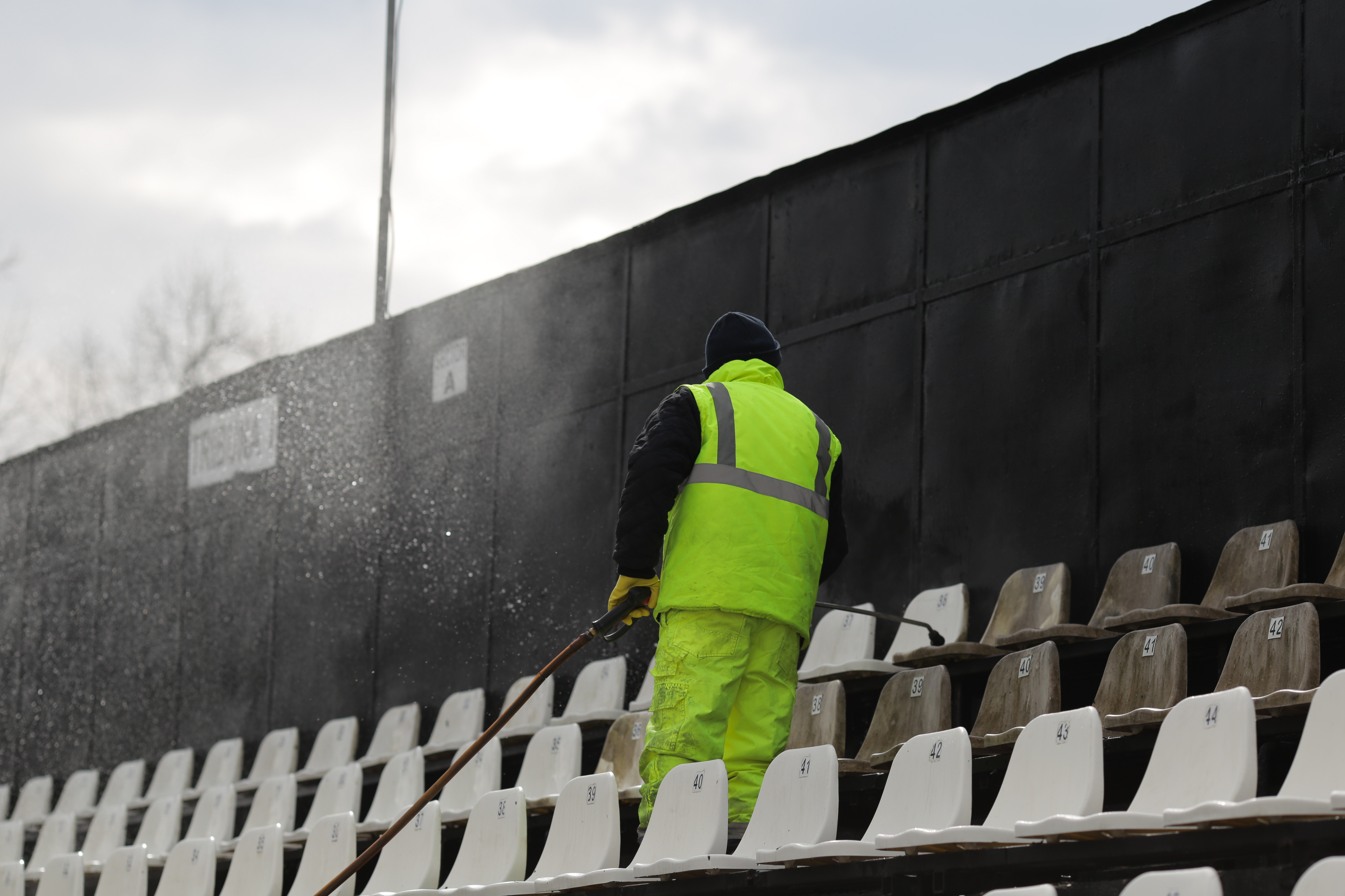 FOTO | Cum arată stadionul din Regie, acolo unde Rapidul va juca returul din Liga 3. Tricouri ”istorice” pentru noile achiziții