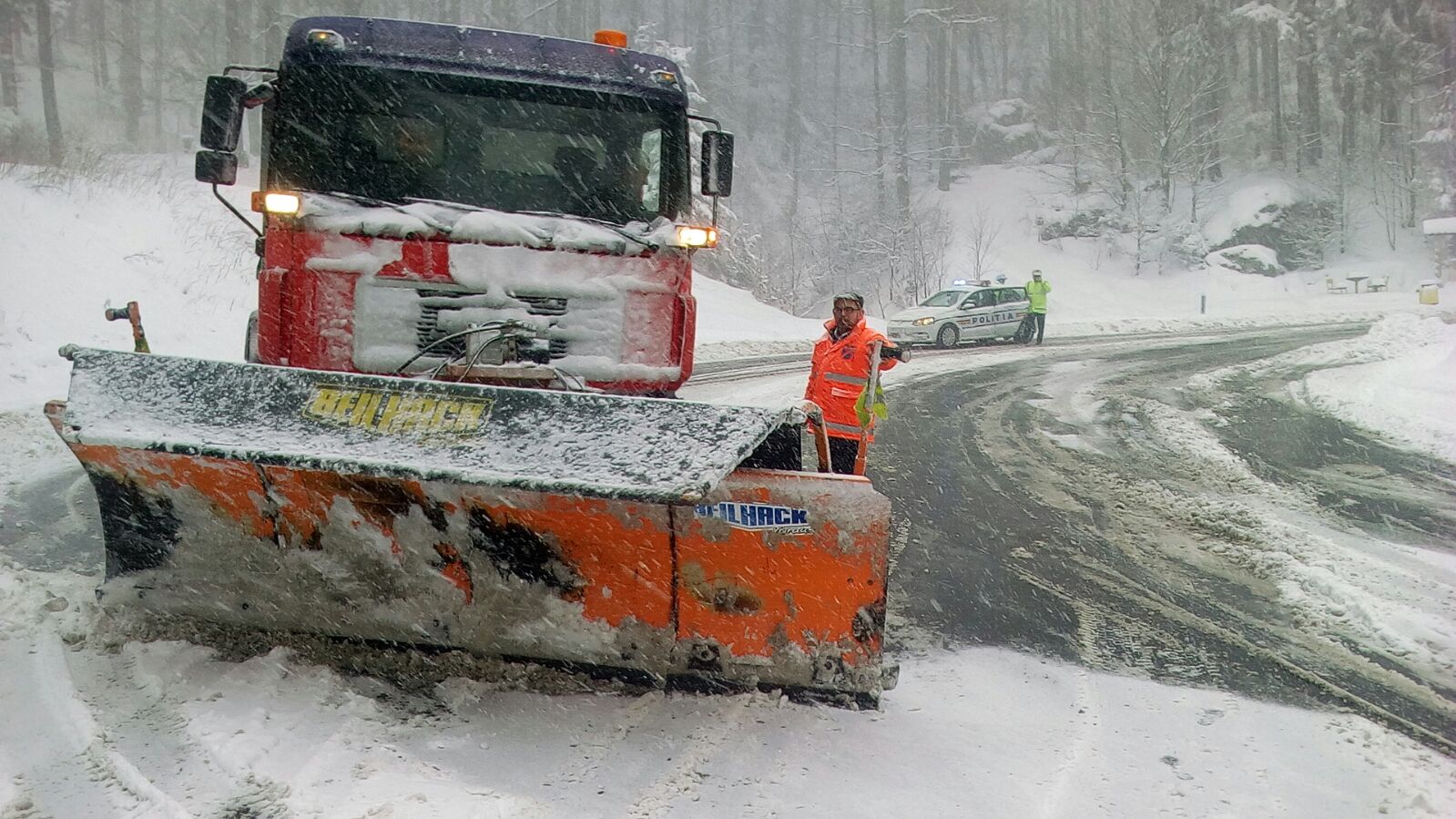 Trafic îngreunat in judetul Brasov din cauza ninsorii abundente. Cinci tiruri nu si-au mai putut continua drumul/FOTO&VIDEO