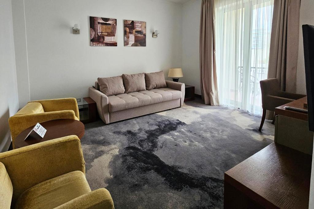 Cât costă o noapte de cazare în hotelul lui Gică Hagi din Mamaia în plin sezon estival 2025. Locația, renovată recent cu 2 milioane de euro