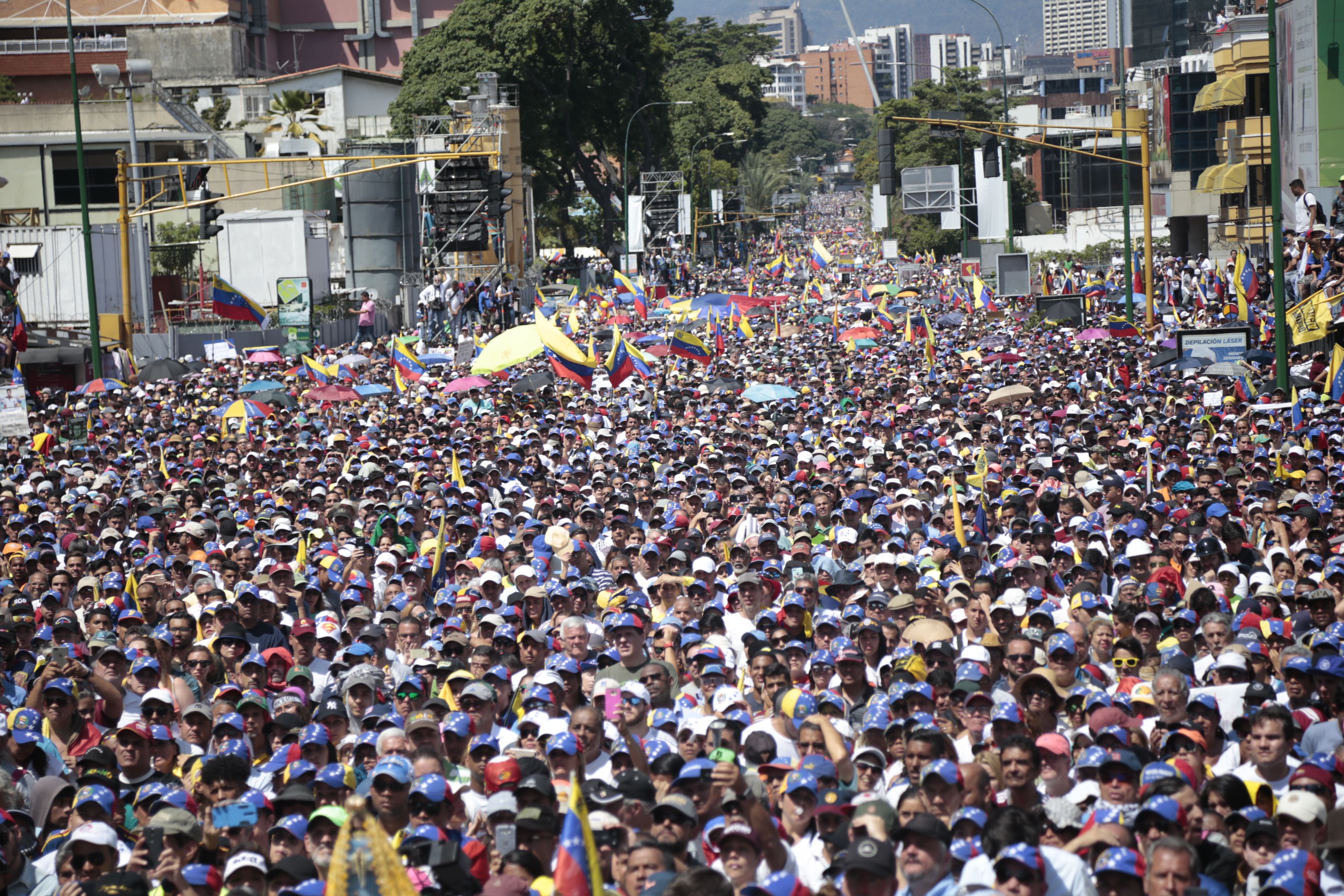 Criza din Venezuela | Străzile din Caracas, ocupate de susținătorii lui Guaido și Maduro. FOTO