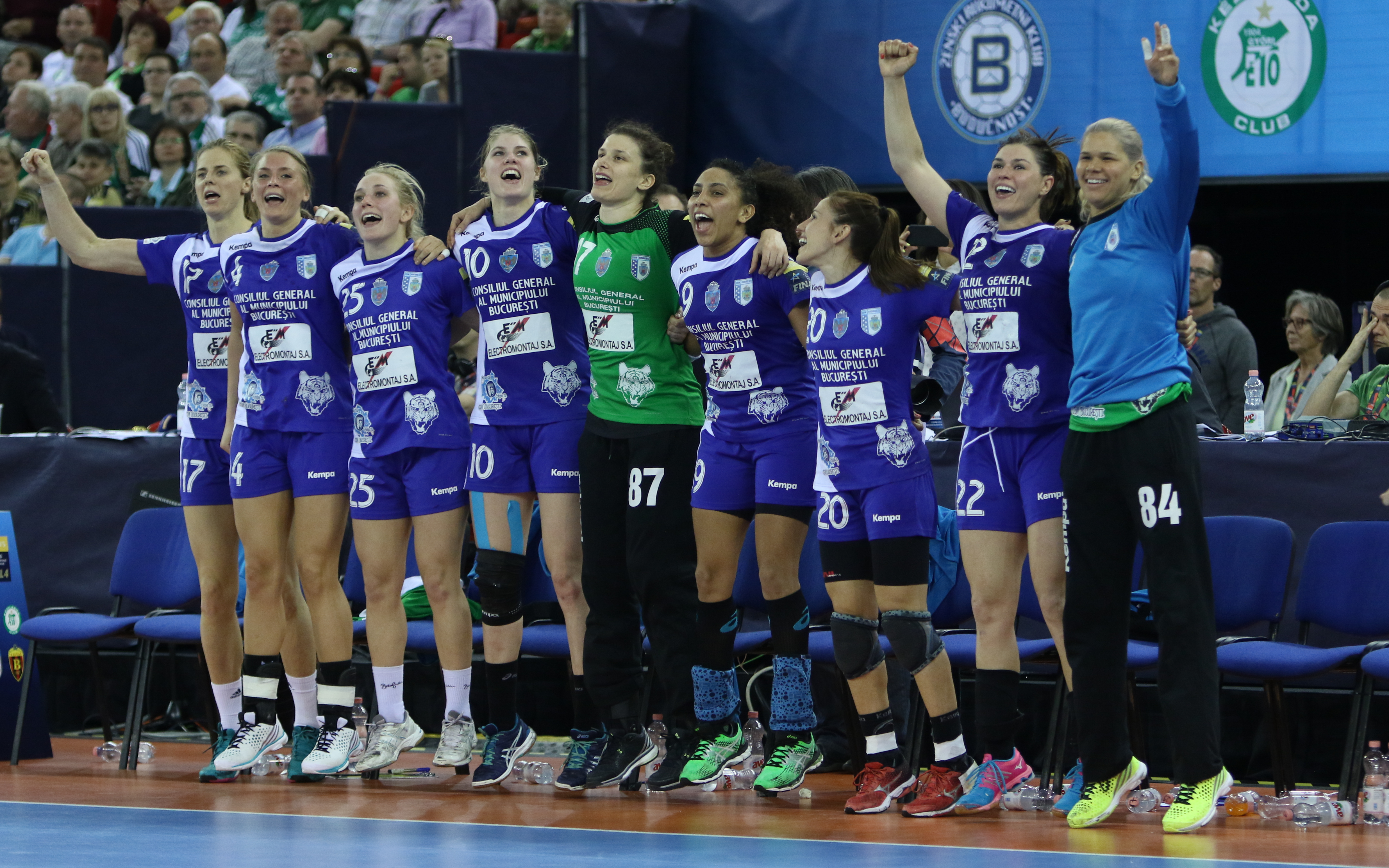 CSM București a sărbătorit calificarea în finala Champions League alături de sute de suporteri veniți la Budapesta! Reacții FOTO
