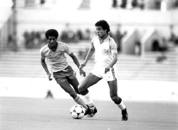 Algerianul Belloumi, fotbalistul care a inventat no look pass, un coleg de scenă al lui De Funes, Zidane și Madjer au mai bătut Germania în meciul de deschidere al grupei, la CM 1982