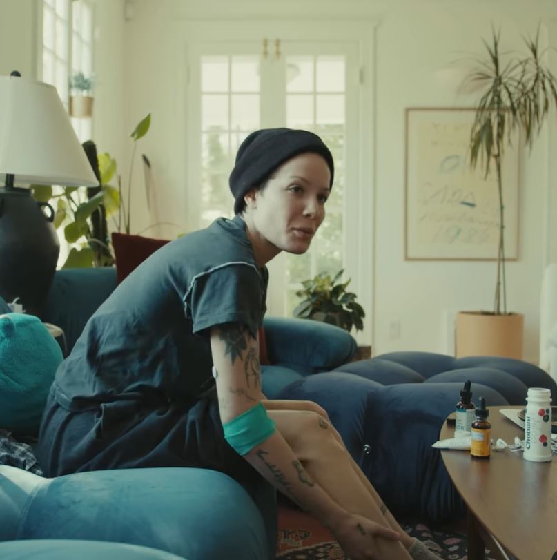 Halsey, diagnosticată cu două boli grave: „Sunt norocoasă că sunt în viață”. Artista s-a filmat în timpul tratamentului