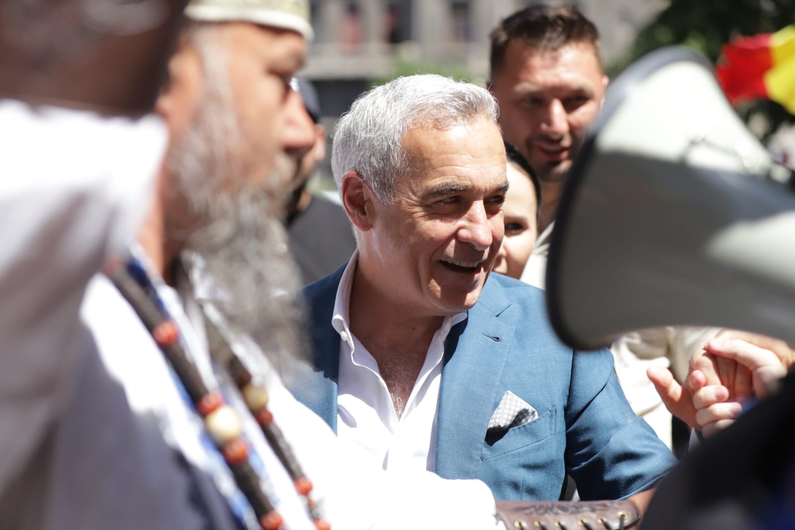 Călin Georgescu a făcut o baie de mulțime în fața Judecătoriei Sectorului 1 din București. Magistrații au amânat decizia privind anularea controlului judiciar