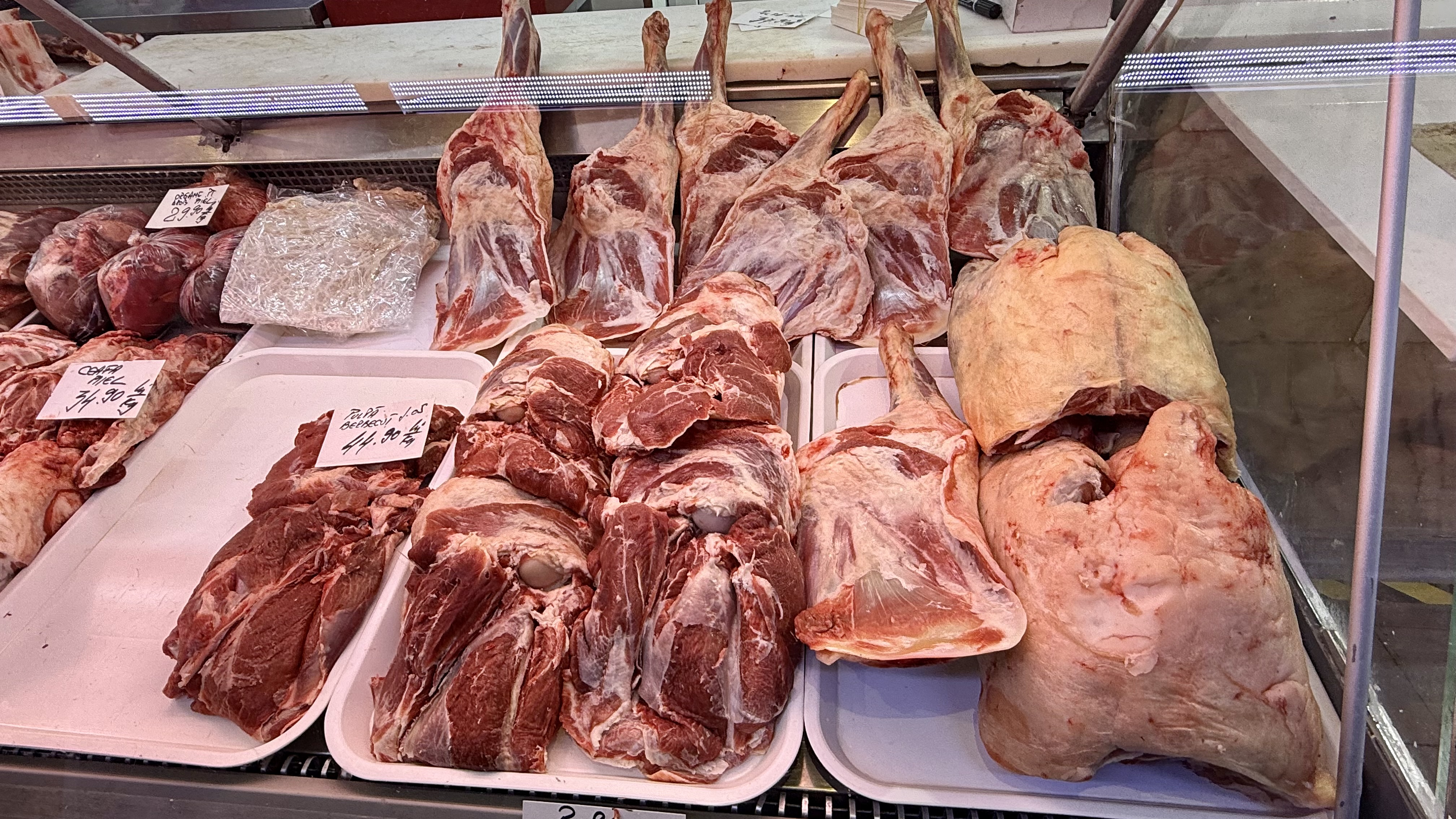 Preț miei Paște 2026. Cât costă kilogramul de carne de miel la București? „Am luat jumătate și am terminat bâlciul!”