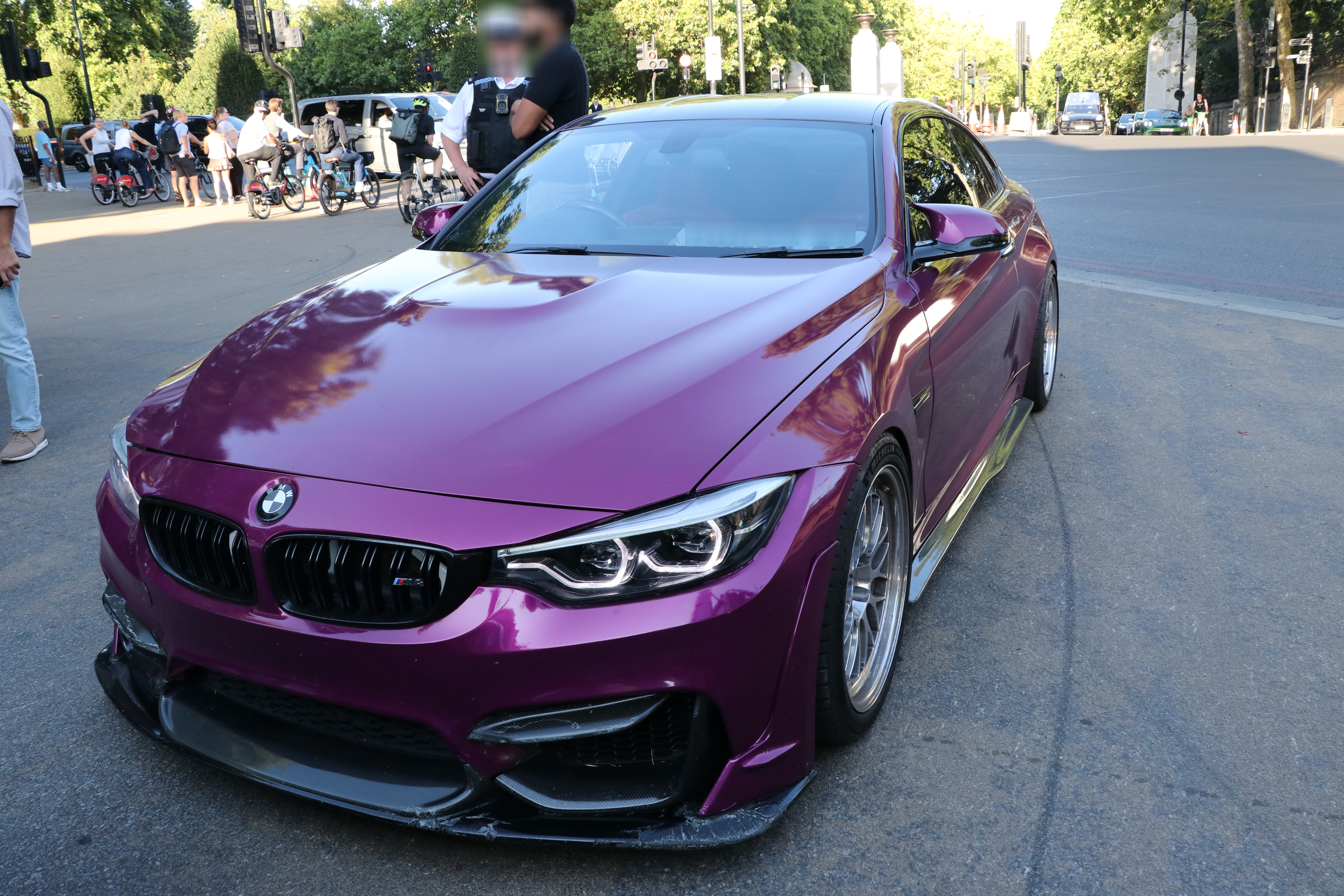 Un polițist a condus un Ferrari extrem de rar, confiscat în trafic, și a fost în culmea fericirii: „Cea mai bună zi din cariera lui”
