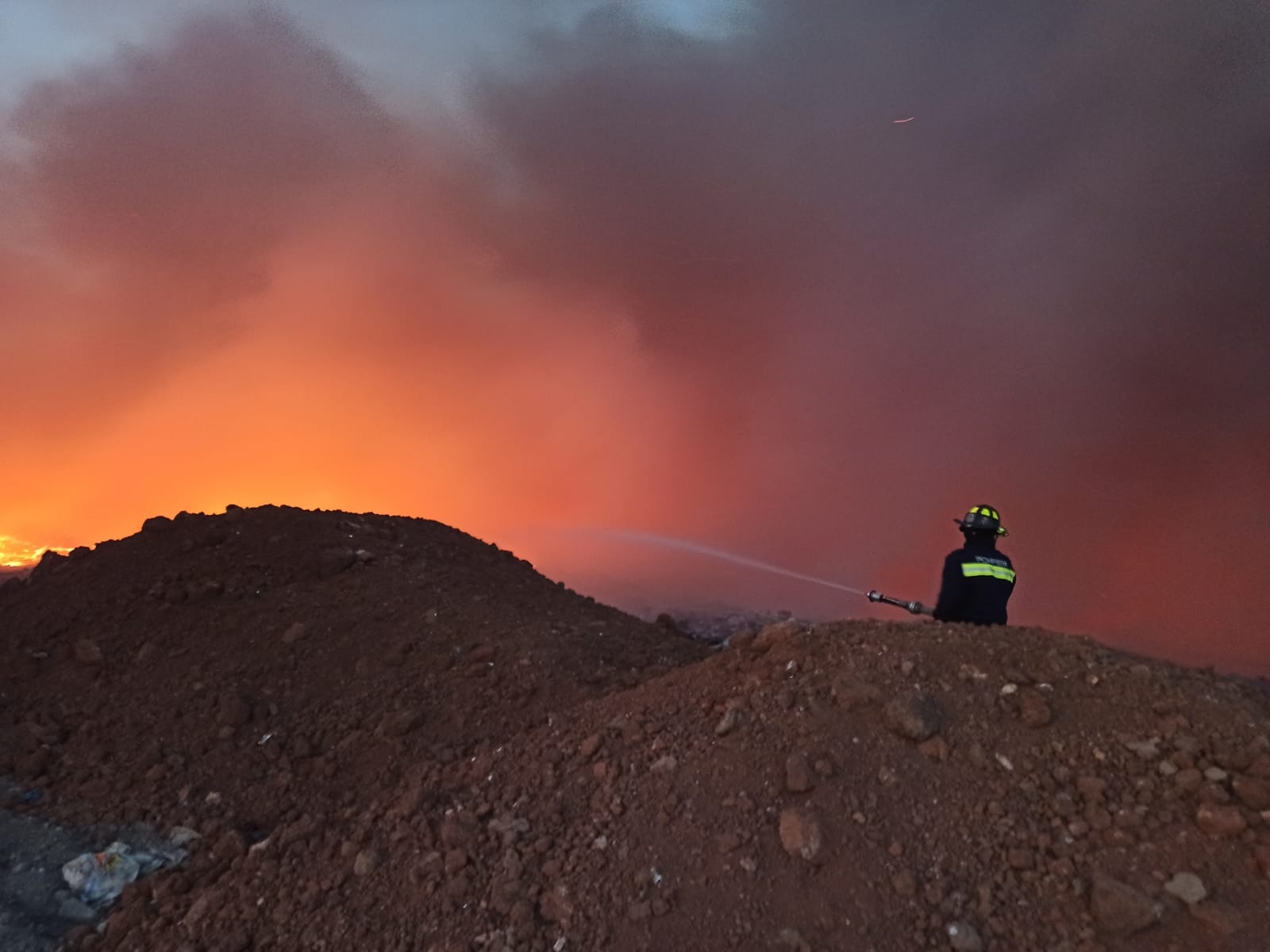 Incendiu la groapa de gunoi din Arad. Mesaj Ro-Alert emis de ISU