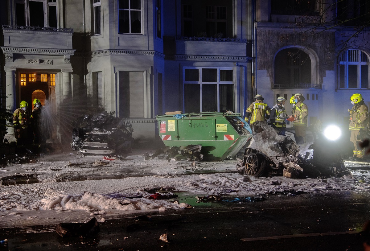 VIDEO | Audi RS 5 rupt în două și ars complet, în centrul Berlinului. Doi tineri morți, șoferul a ieșit nevătămat din bolidul de lux