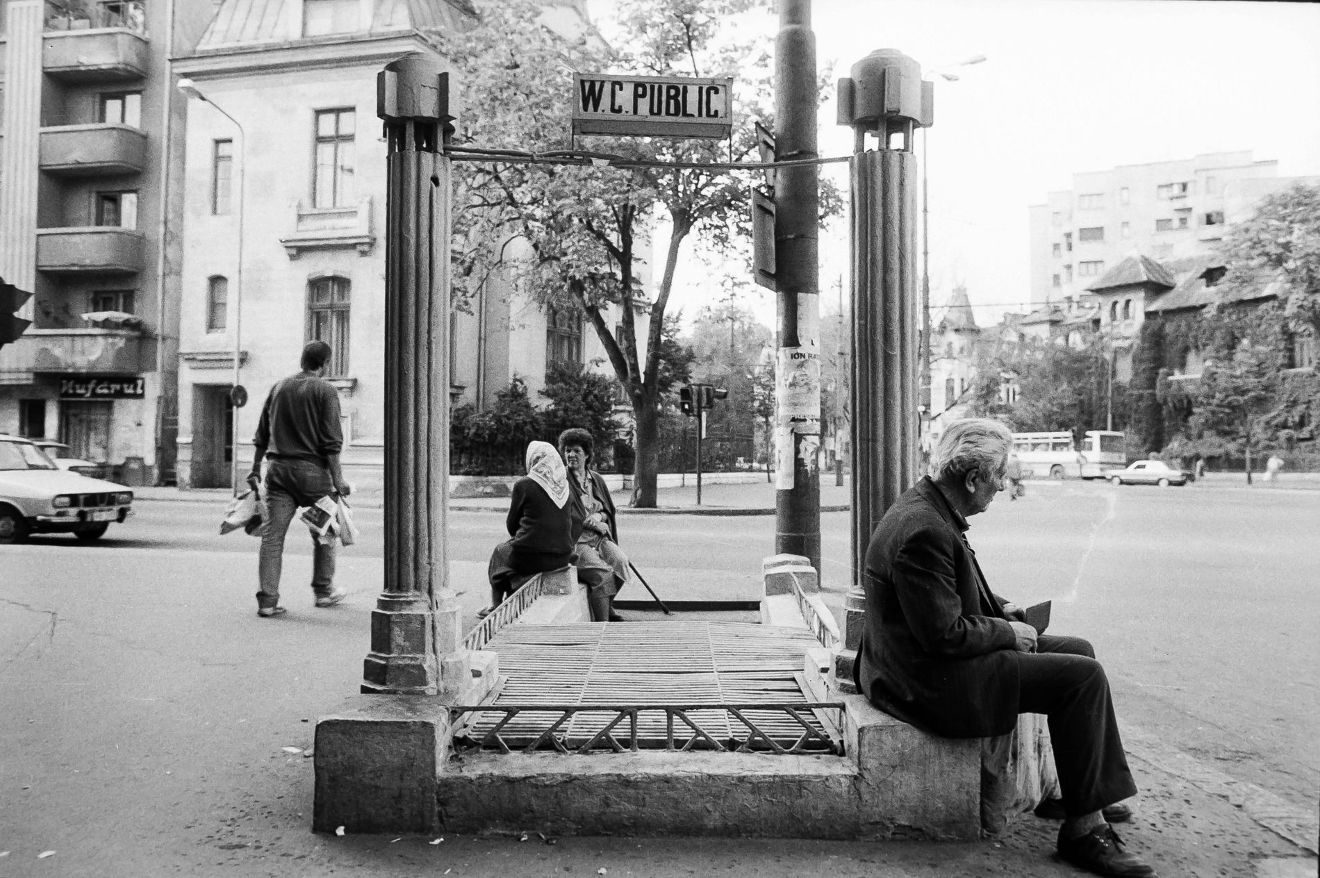 Bucureștiul liber de acum 30 de ani, fotografiat de un japonez aventurier: “Am văzut mulți oameni frumoși și liberi în acele zile”