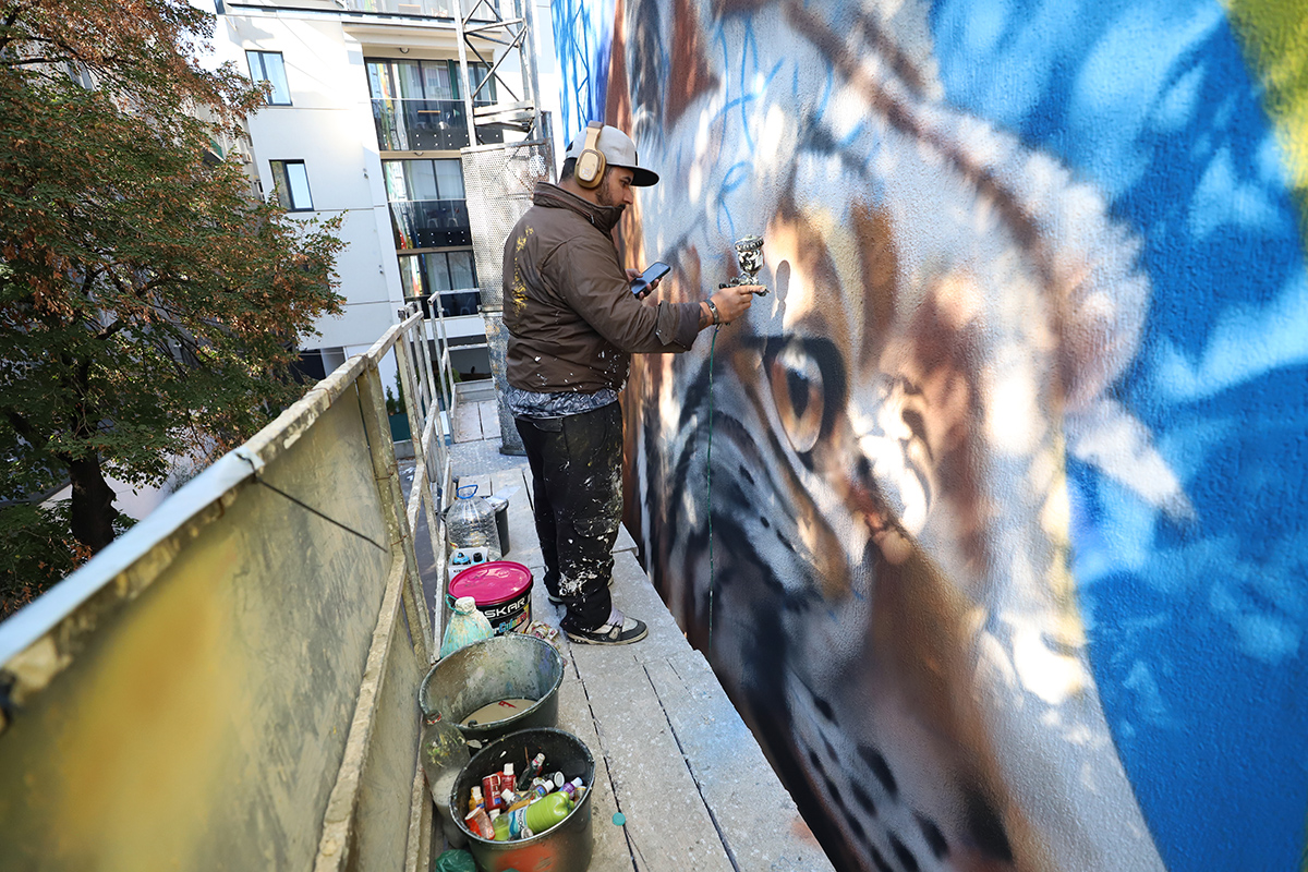 Fotbalistul Vinícius, pictură murală uriașă în centrul Bucureștiului. „Blocul acesta începe să devină faimos”. Lucrarea este realizată de un artist brazilian celebru