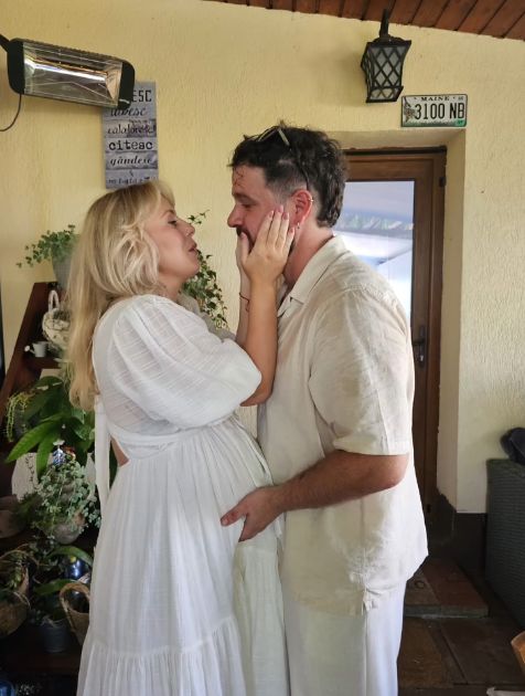 Mona Nicolici devine bunică la 58 de ani. Imagini de la cununia civilă a fiului ei