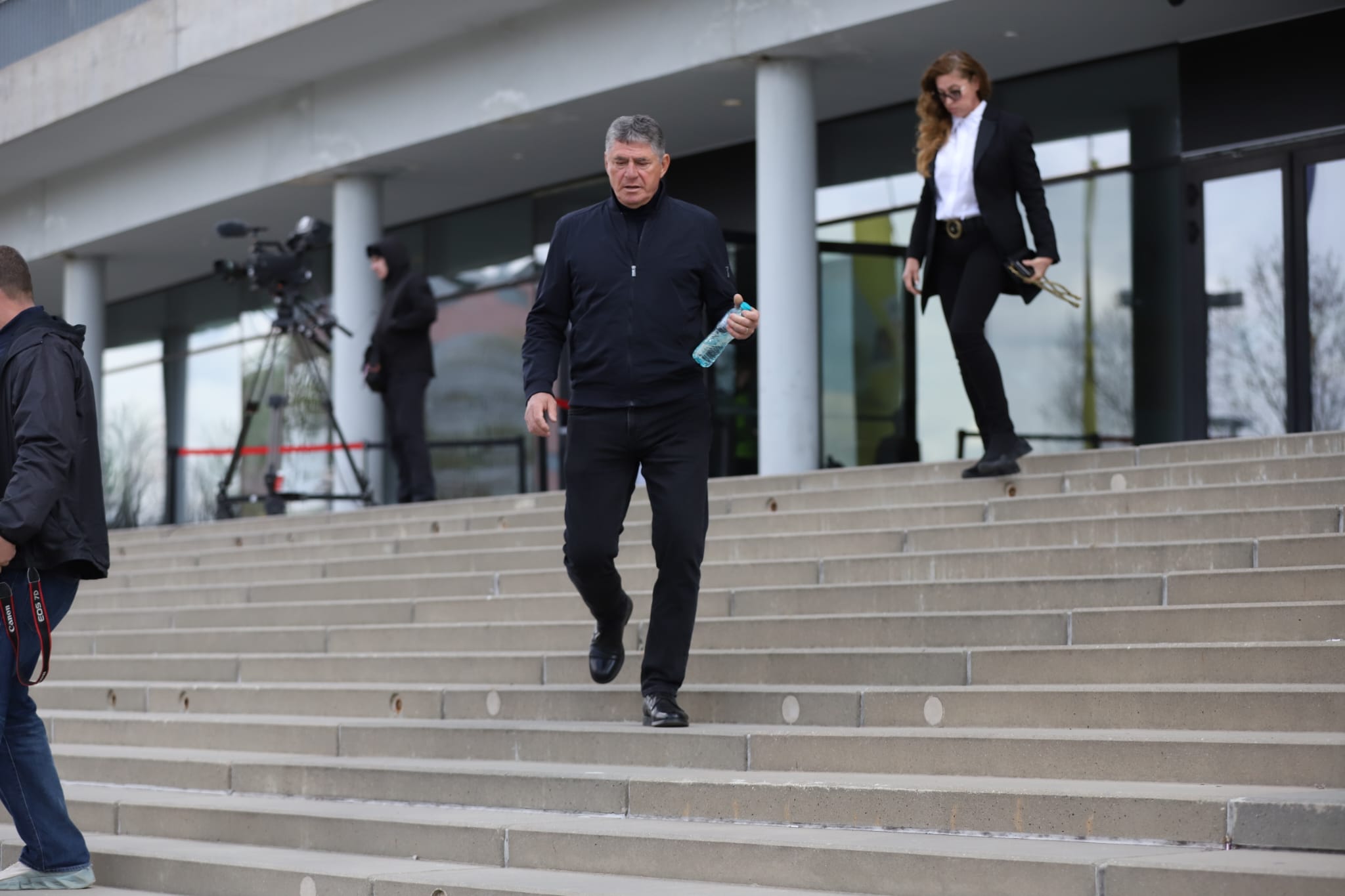 Livetext Mii de români își iau adio de la Mircea Lucescu la Arena Națională înainte de funeraliile cu onoruri militare / „Leucemia i-a provocat și grăbit sfârșitul”