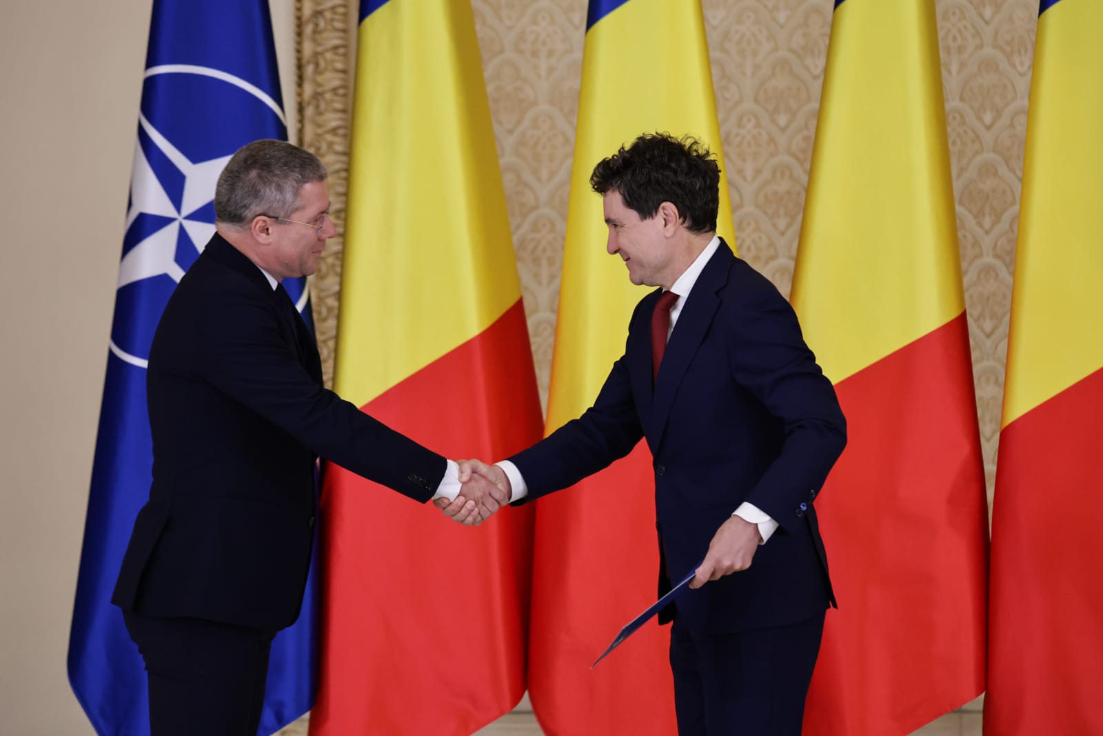 Trei noi judecători la CCR. Dacian Dragoş, Csaba Asztalos şi Mihai Busuioc au depus jurământul la Cotroceni. Cine sunt cei 9 judecători ai Curții