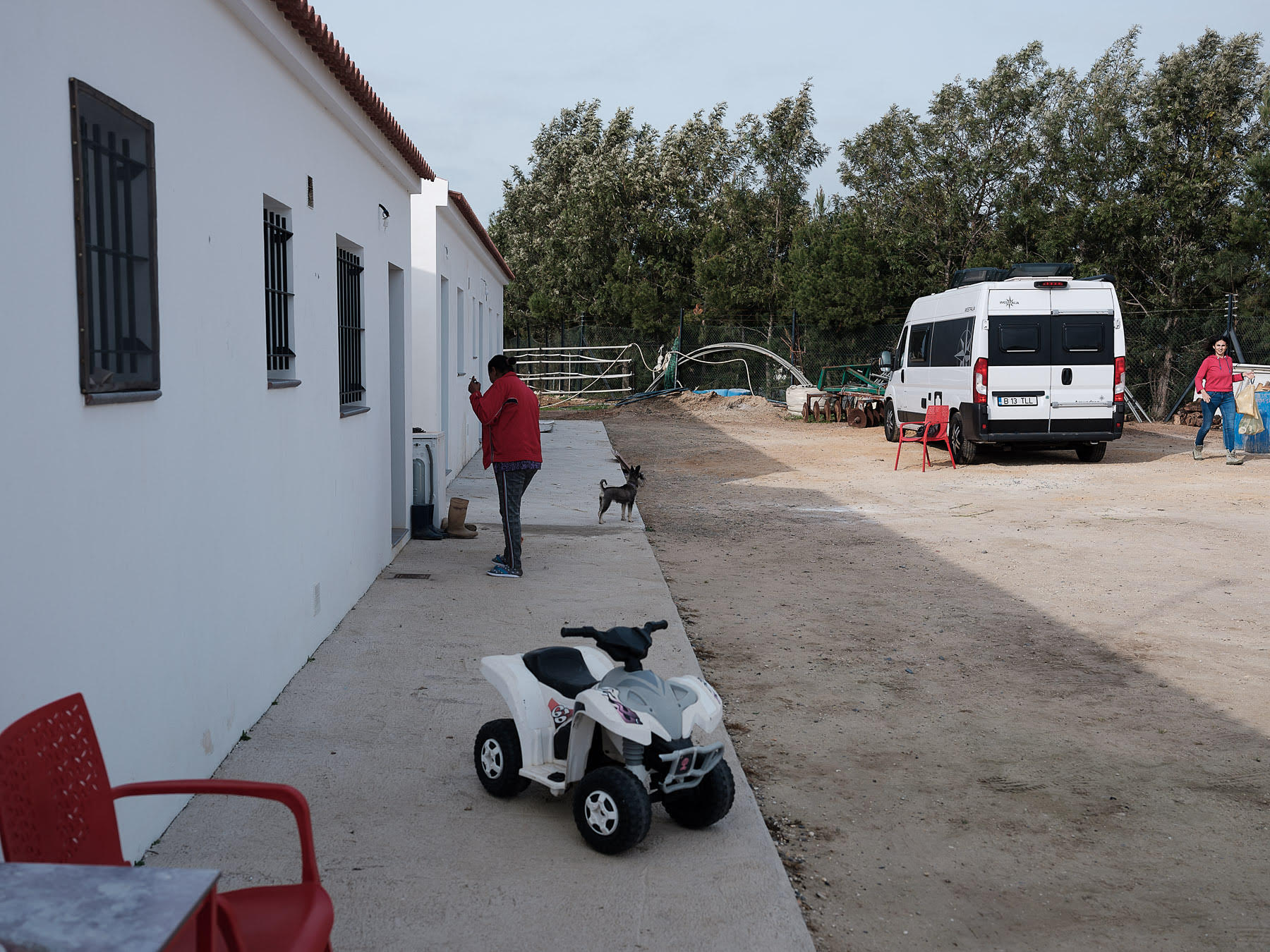 Izolați în autorulotă: Ce fac cei doi jurnaliști români care călătoresc cu duba prin Europa după ce țările și-au închis granițele și au oprit circulația?